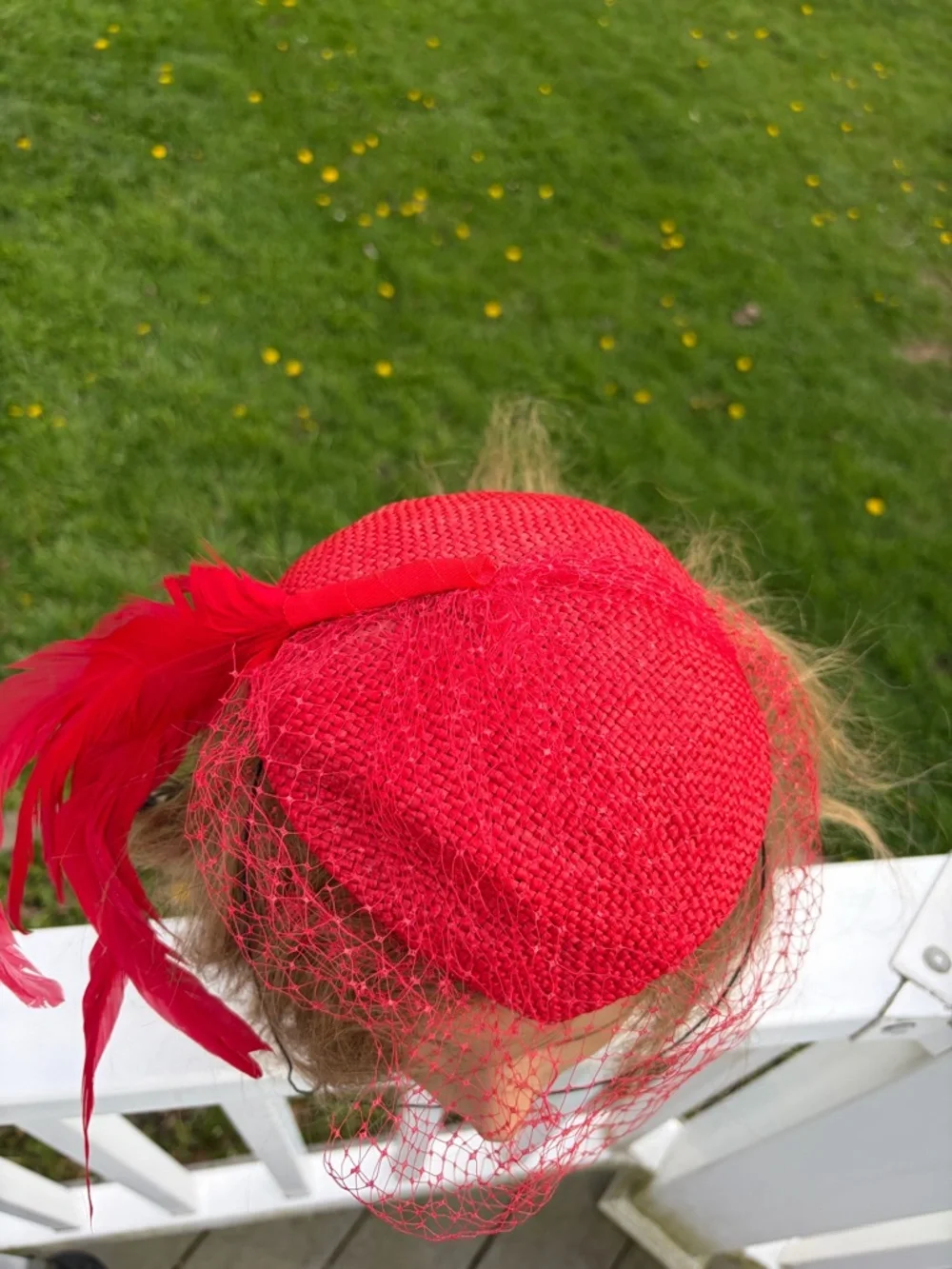 Vintage red veil woven straw jute fascinator hat with feathers & chin strap - Picture 6 of 10